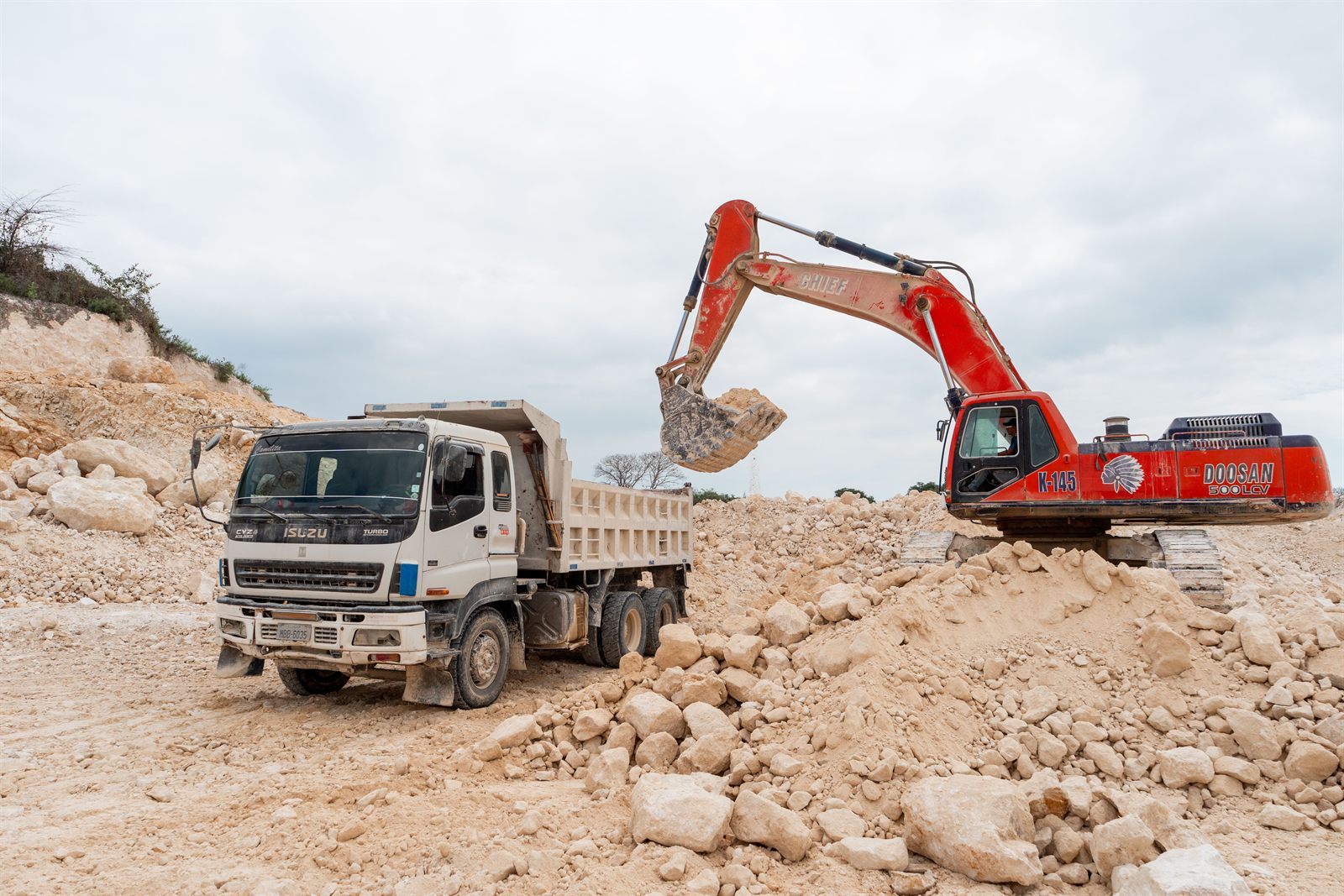 Excavadora cargando material en la cantera Morrocal
