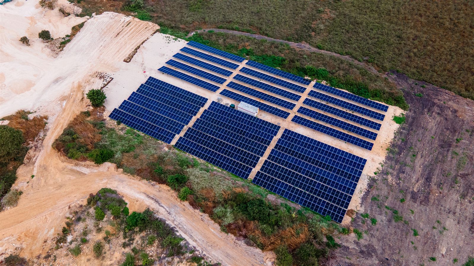Vista aérea de la planta fotovoltaica Morrocal en El Morro, Playas